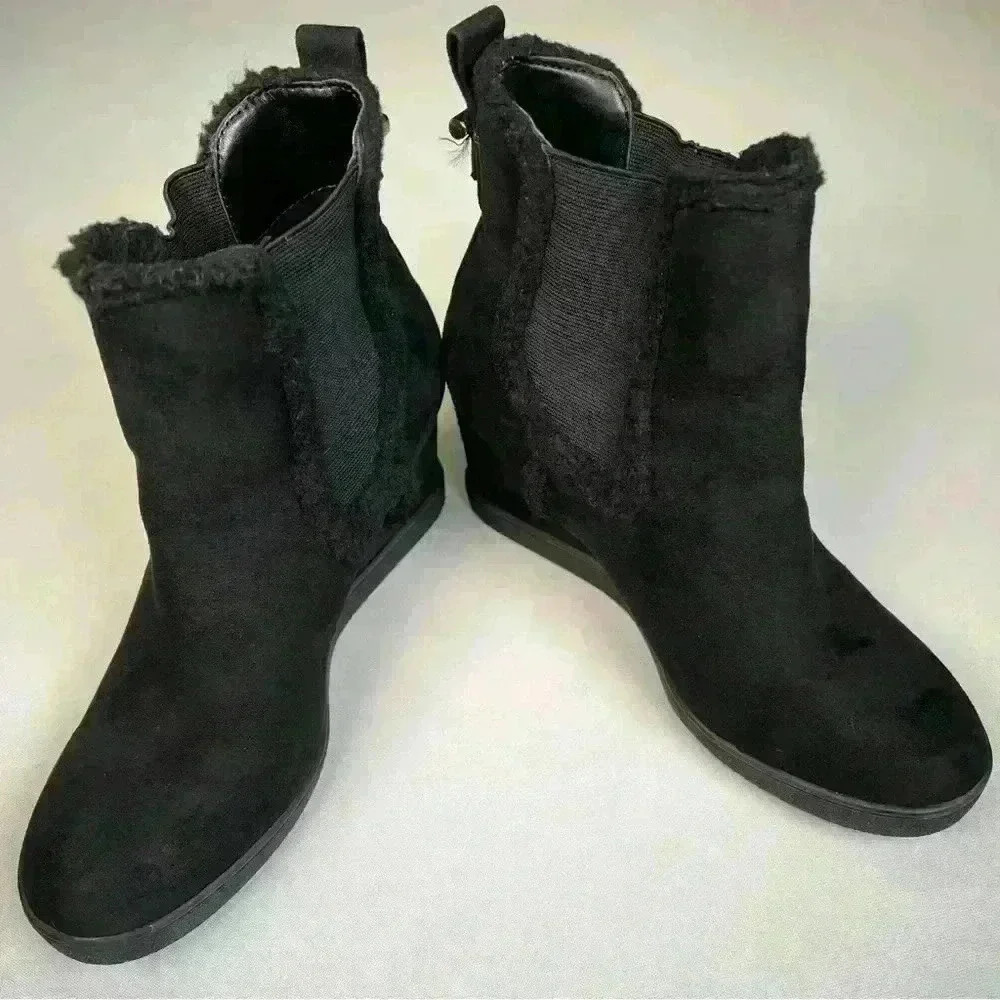 Unisa Missy Wedge Chelsea Boot slightly used, but in fabulous condition 7.5